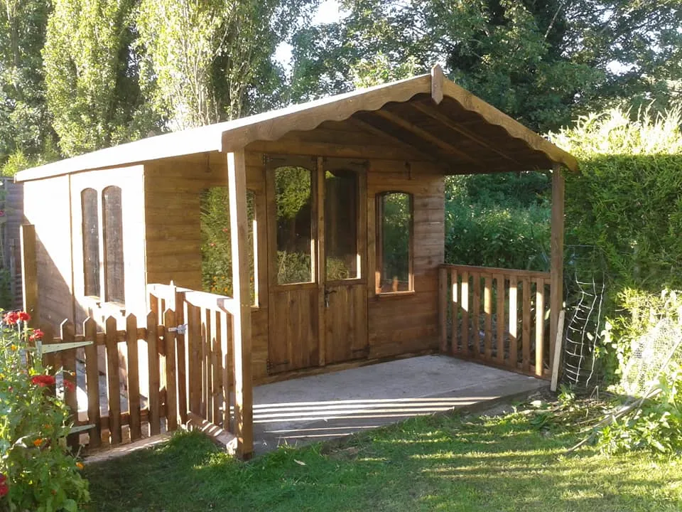 A small wooden cabin sitting in the grass.